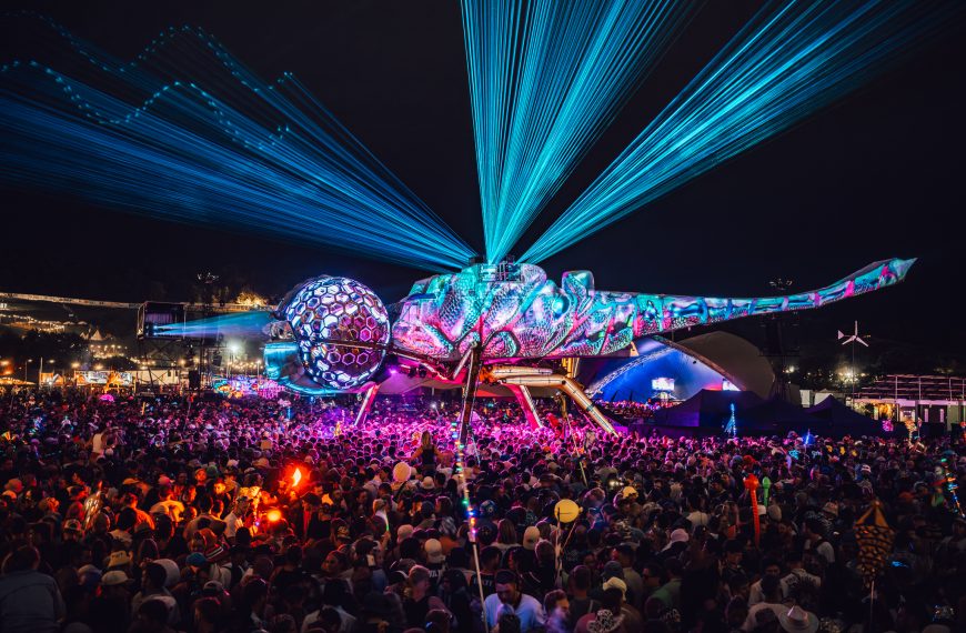 A 2025-ös Glastonbury fesztiválon a Sennheiser Spectera rendszerének segítségével kelt szárnyra az Arcadia Szitakötője